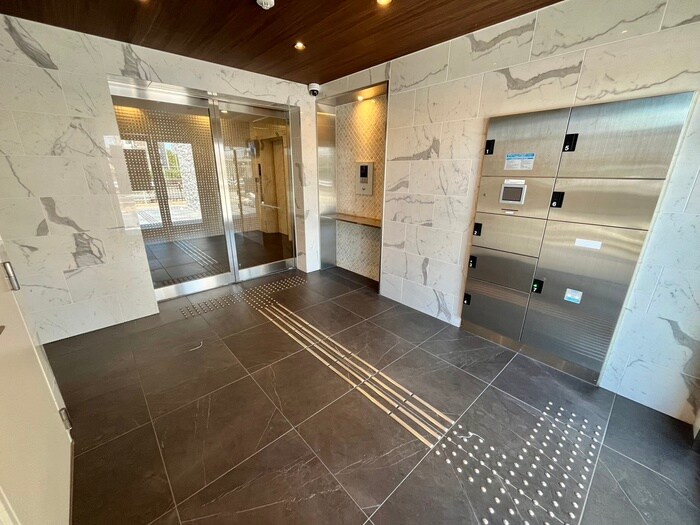 物件外観写真3　(エントランス部分)