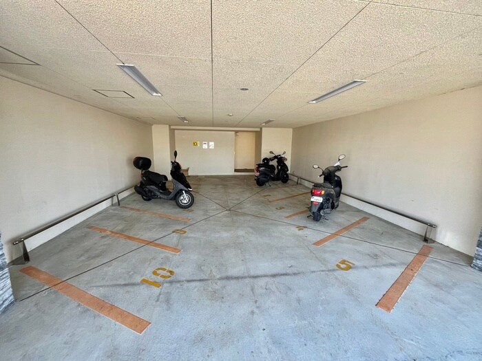 物件外観写真6　(バイク置き場)