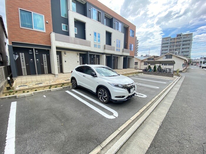 物件外観写真2　(駐車場)