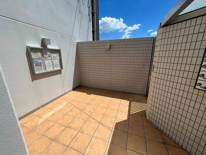 物件外観写真4　(エントランス部分)