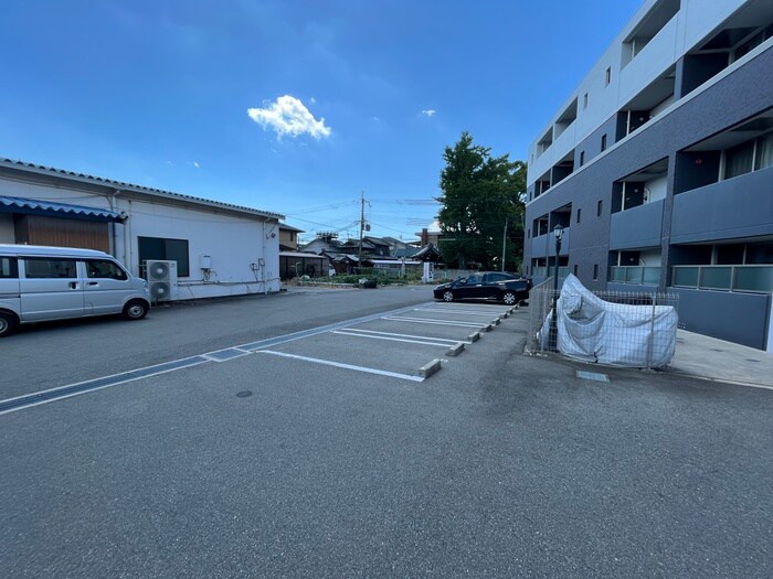 物件外観写真6　(駐車場)