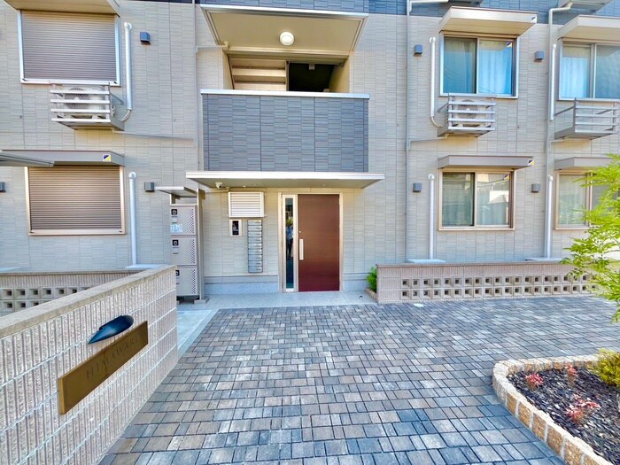 物件外観写真2　(エントランス部分)