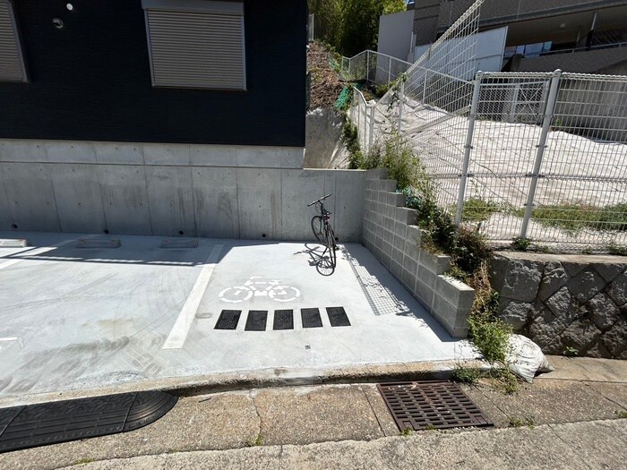 物件外観写真3　(駐輪場)