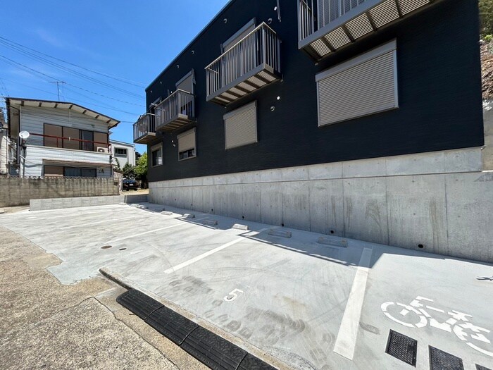 物件外観写真4　(バイク置き場)