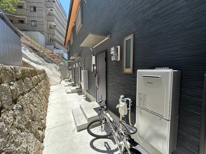 物件外観写真6　(エントランス部分)