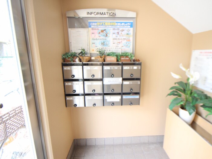 物件外観写真4　(エントランス部分)