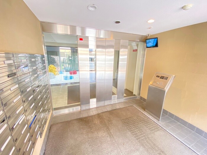 物件外観写真2　(エントランス部分)