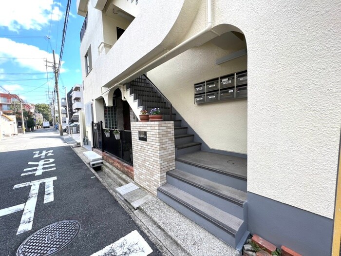 物件外観写真3　(エントランス部分)