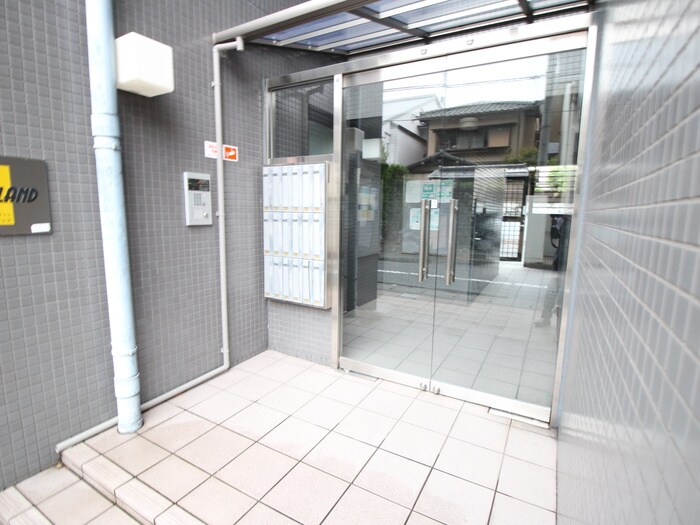 物件外観写真2　(エントランス部分)