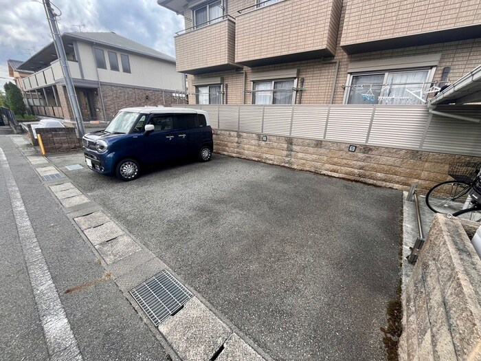 物件外観写真4　(駐車場)