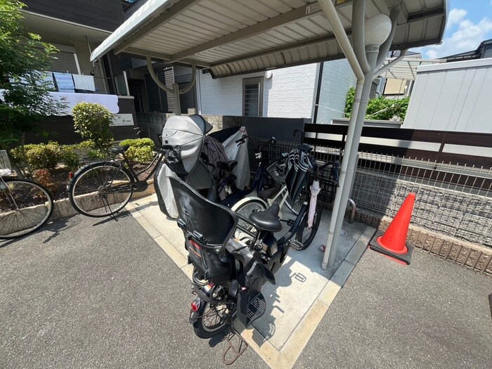 物件外観写真4　(駐輪場)
