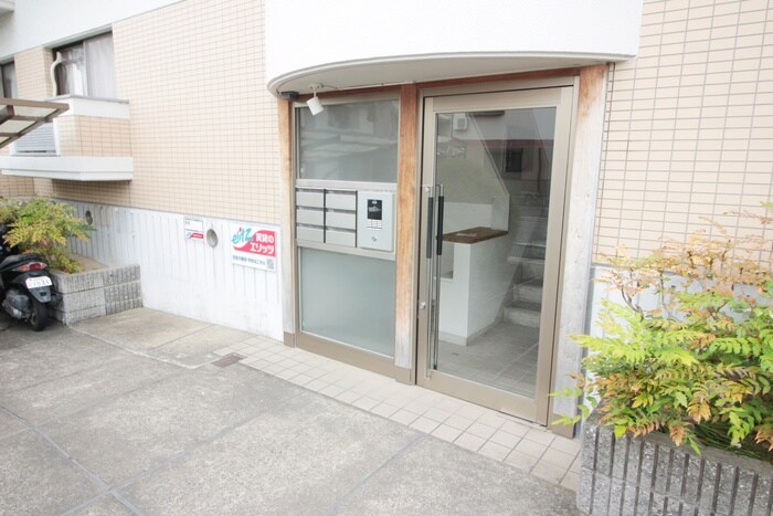 物件外観写真3　(エントランス部分)