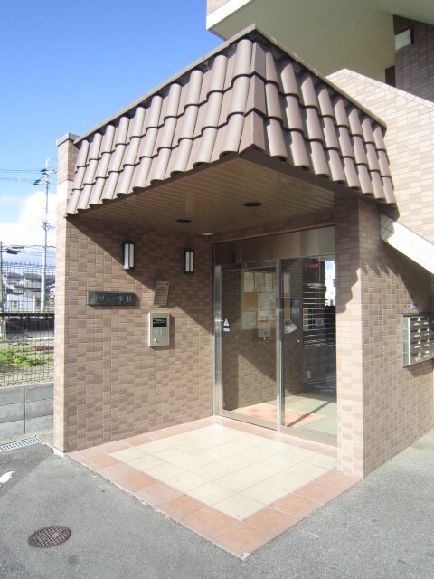 物件外観写真2　(エントランス部分)