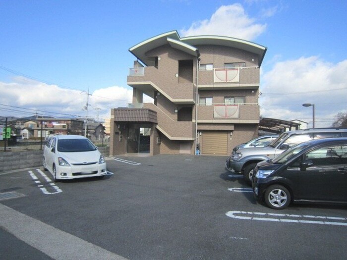 物件外観写真3　(駐車場)