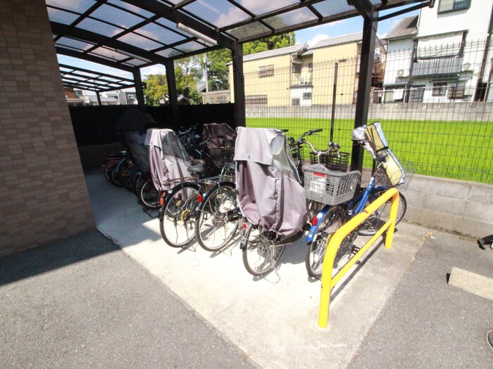 物件外観写真5　(駐輪場)