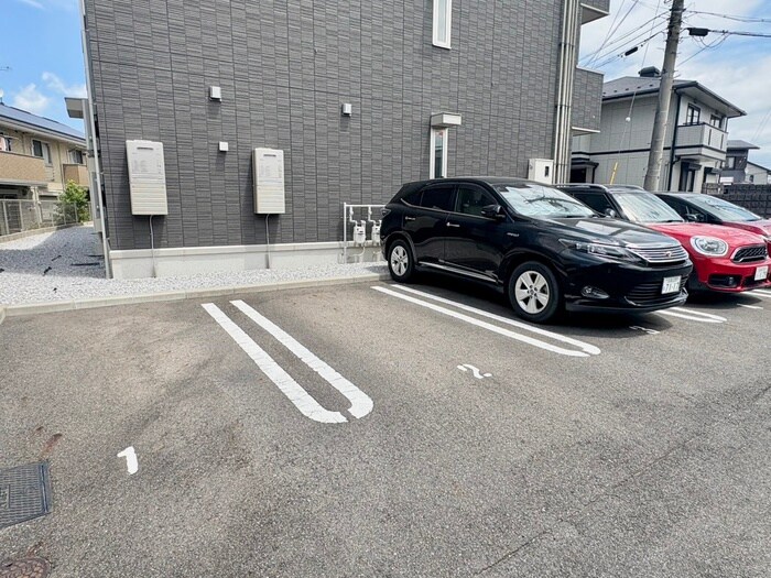 物件外観写真2　(駐車場)