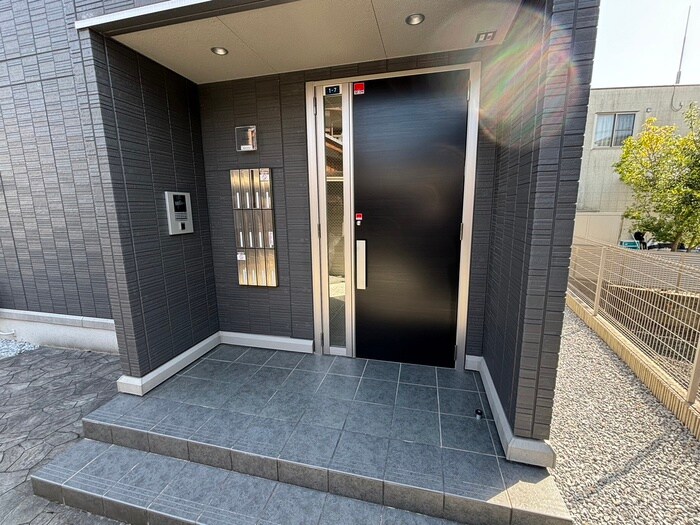 物件外観写真5　(エントランス部分)