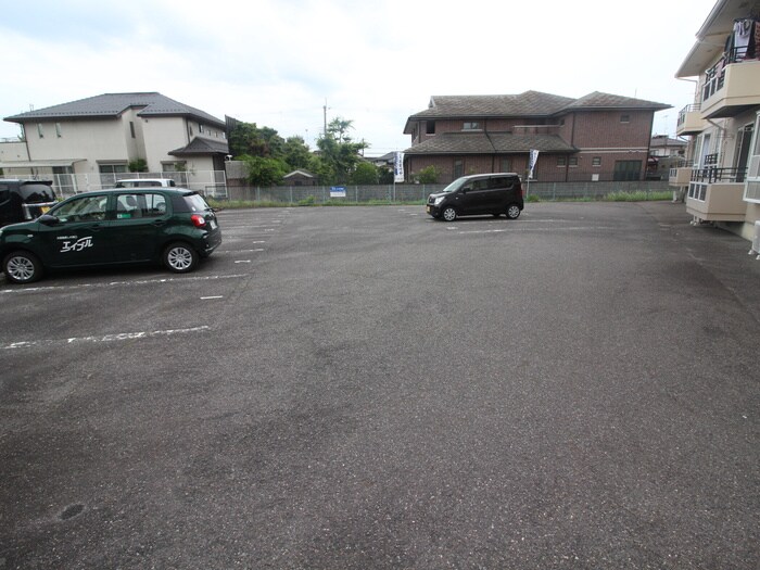 物件外観写真2　(駐車場)