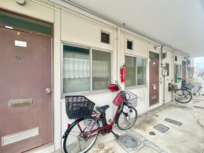 物件外観写真4　(エントランス部分)