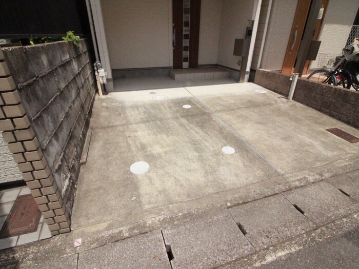 物件外観写真2　(駐車場)