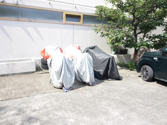 物件外観写真4　(バイク置き場)
