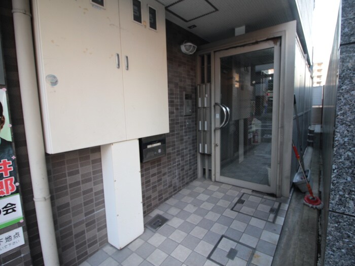 物件外観写真2　(エントランス部分)