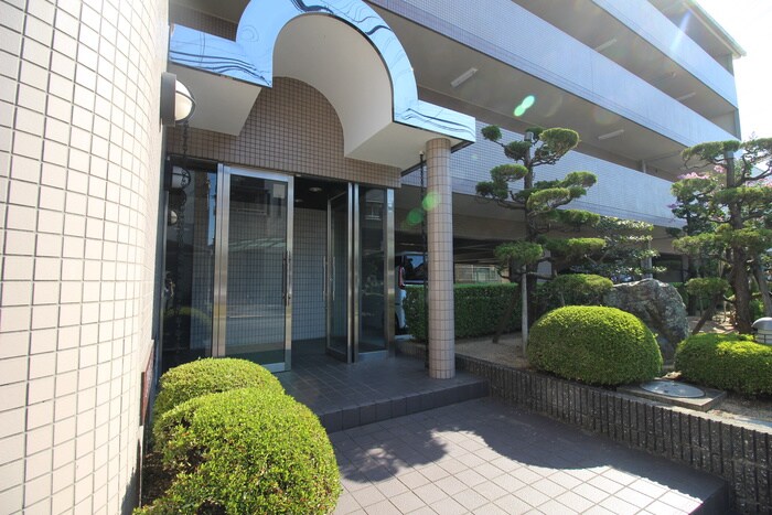 物件外観写真2　(エントランス部分)