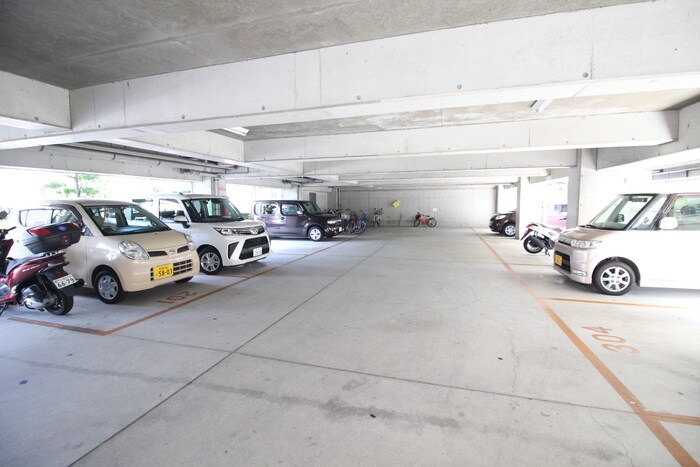 物件外観写真3　(駐車場)