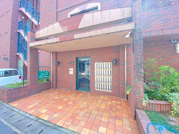 物件外観写真2　(エントランス部分)