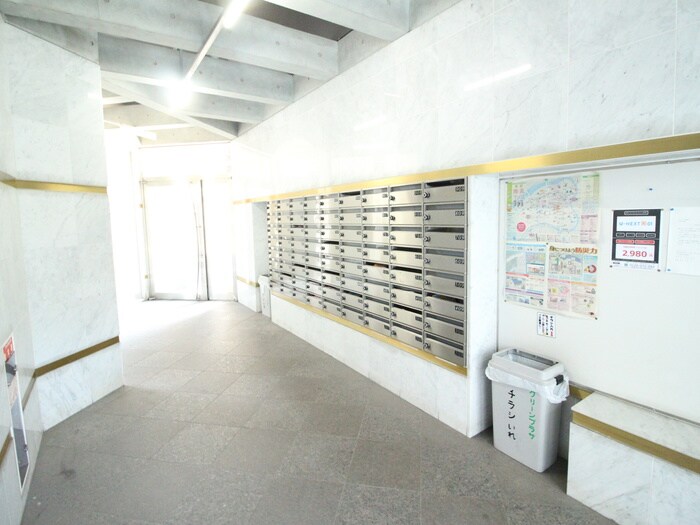 物件外観写真5　(エントランス部分)