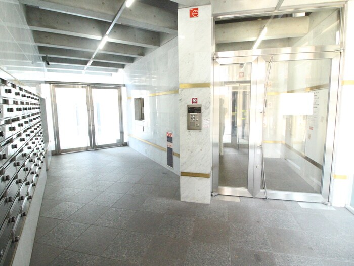 物件外観写真6　(エントランス部分)