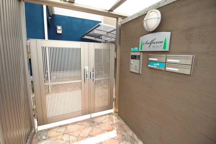 物件外観写真2　(エントランス部分)