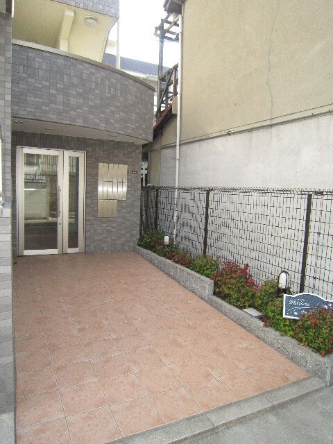 物件外観写真2　(エントランス部分)