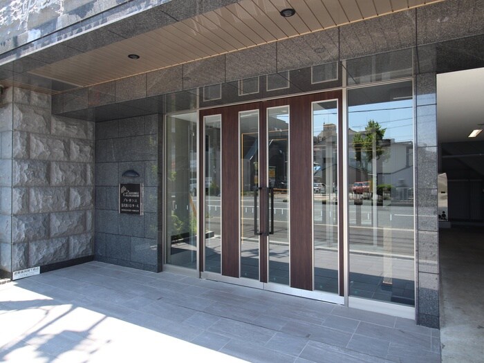 物件外観写真2　(エントランス部分)