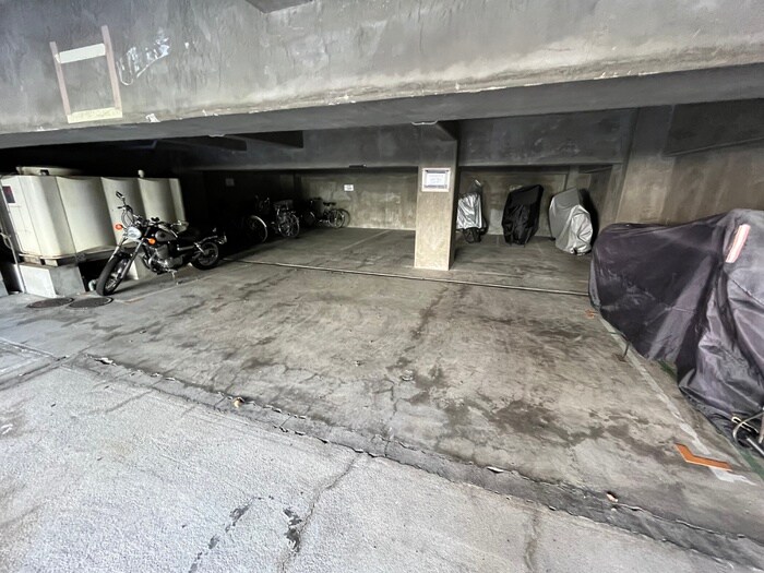 物件外観写真6　(バイク置き場)