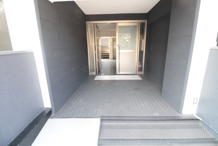 物件外観写真2　(エントランス部分)