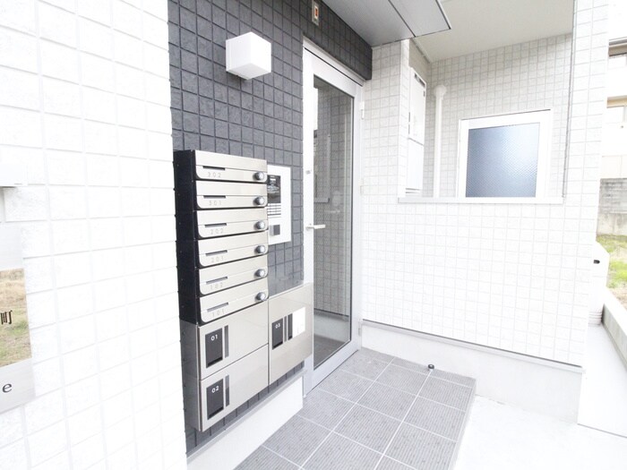 物件外観写真2　(エントランス部分)