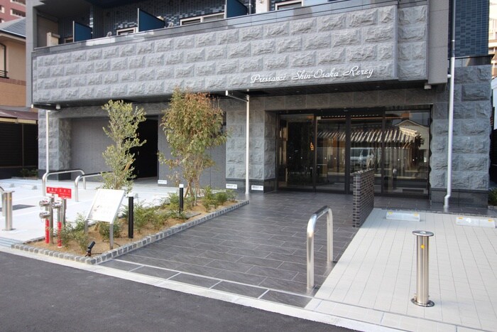 物件外観写真2　(エントランス部分)