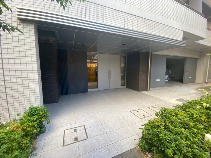 物件外観写真3　(エントランス部分)