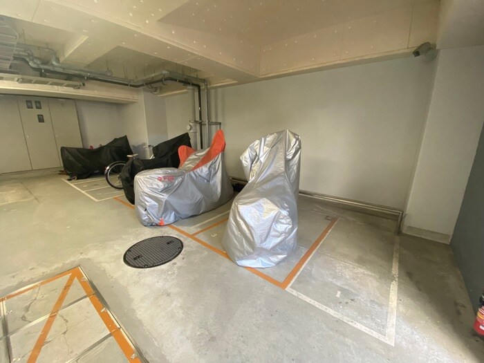 物件外観写真5　(バイク置き場)