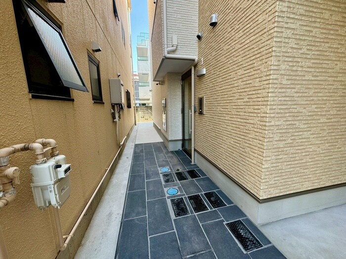 物件外観写真3　(エントランス部分)