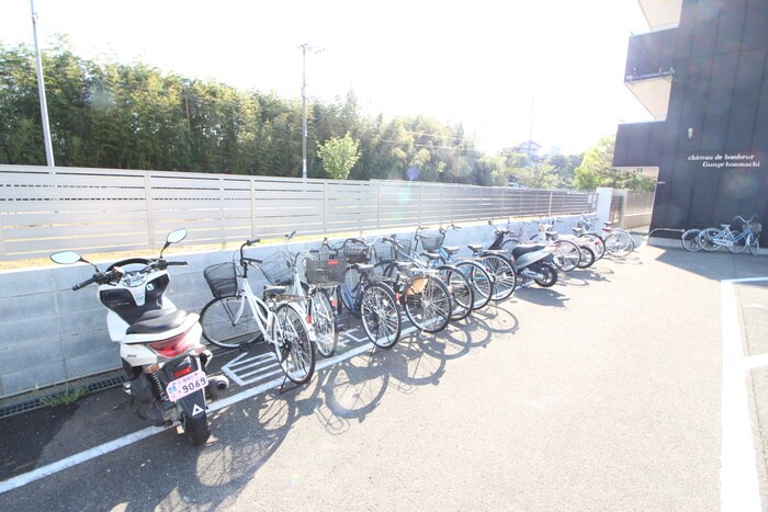 物件外観写真2　(駐輪場)