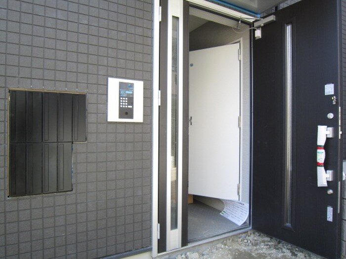 物件外観写真4　(エントランス部分)