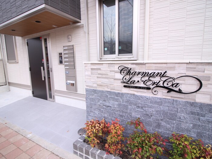 物件外観写真3　(エントランス部分)