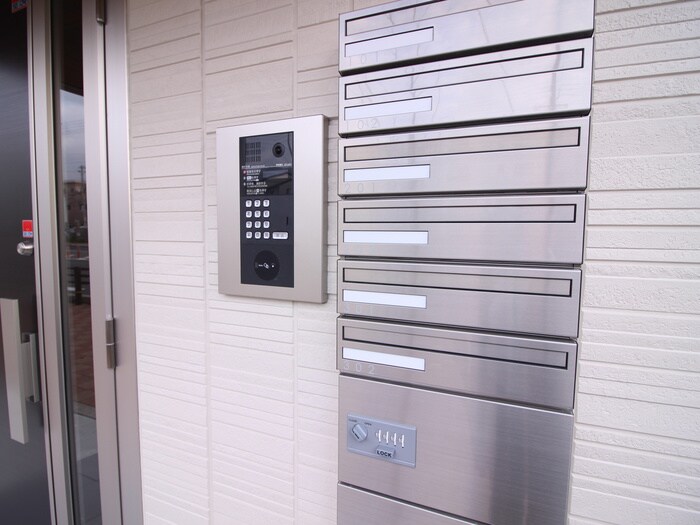 物件外観写真6　(エントランス部分)