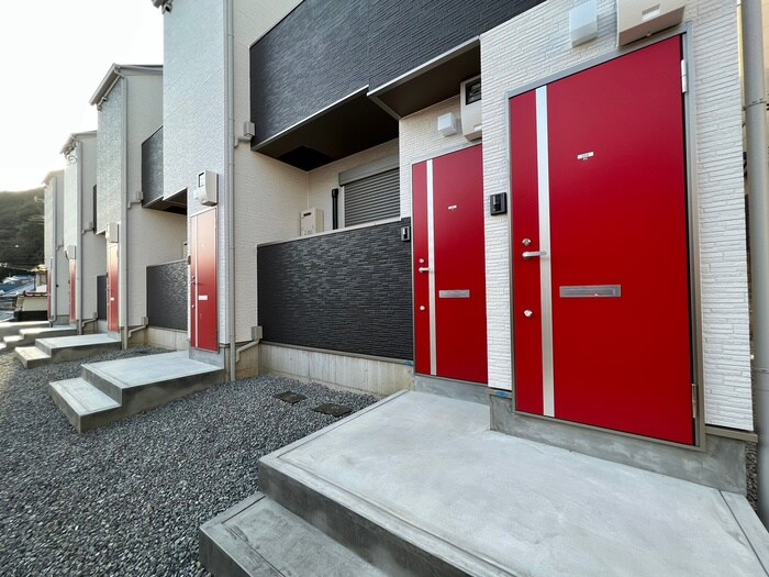 物件外観写真3　(エントランス部分)