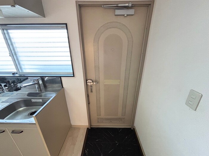 物件内観写真13　(玄関)