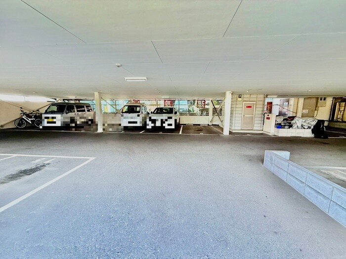 物件外観写真5　(駐車場)