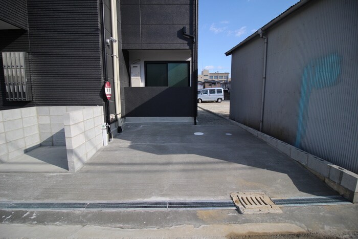 物件外観写真2　(駐車場)