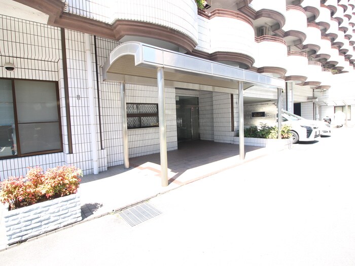 物件外観写真2　(エントランス部分)